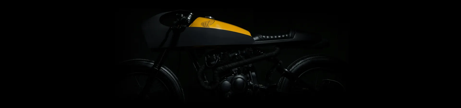 Moto deportiva negra con tanque amarillo sobre fondo oscuro, ideal para uso de casco de motociclista.